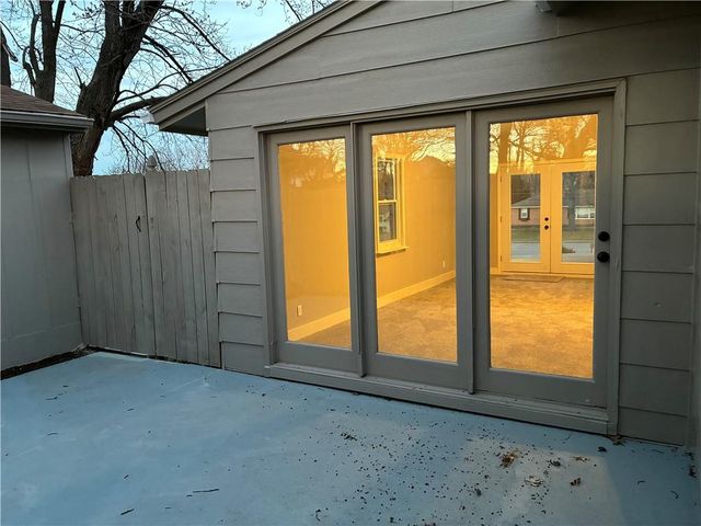 1910 S Lees Summit Road, Independence, MO 64050