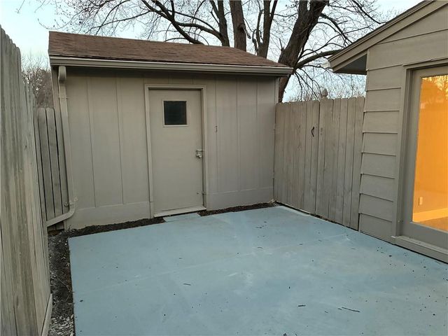 1910 S Lees Summit Road, Independence, MO 64050