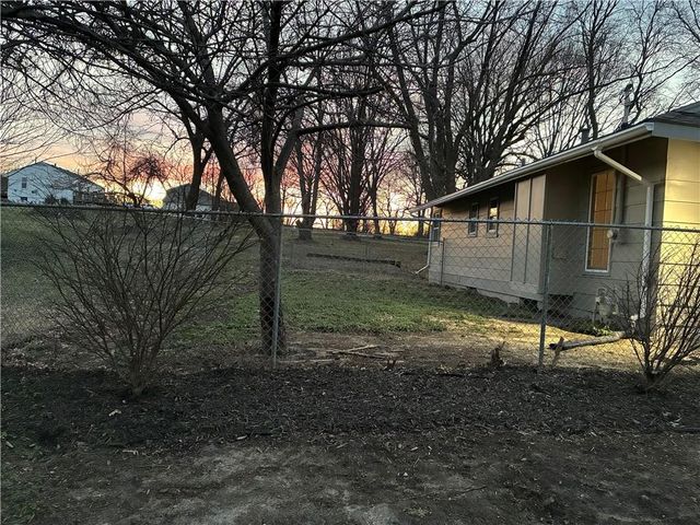 1910 S Lees Summit Road, Independence, MO 64050