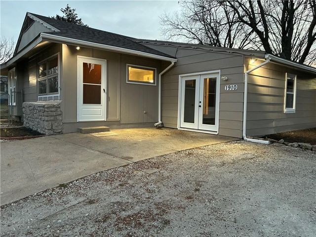 1910 S Lees Summit Road, Independence, MO 64050