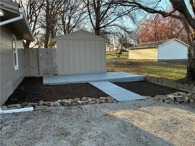 1910 S Lees Summit Road, Independence, MO 64050