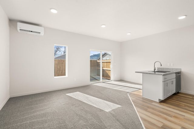 2024 Sunset Drive 6, Medford, OR 97501