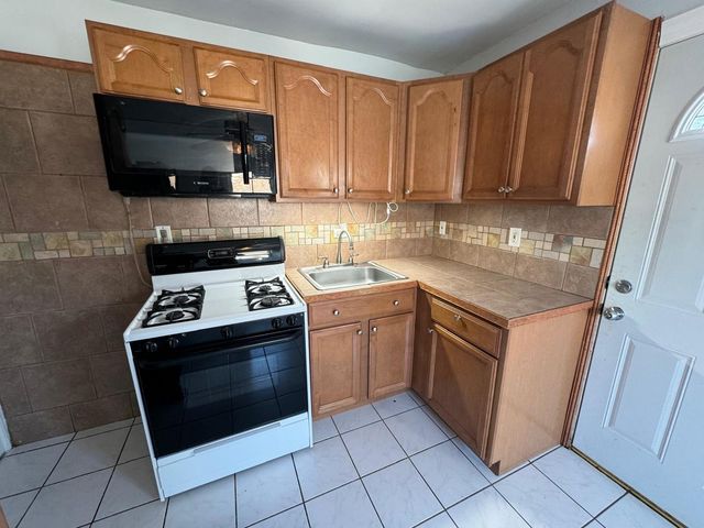 1834 Illinois Street, Des Plaines, IL 60018