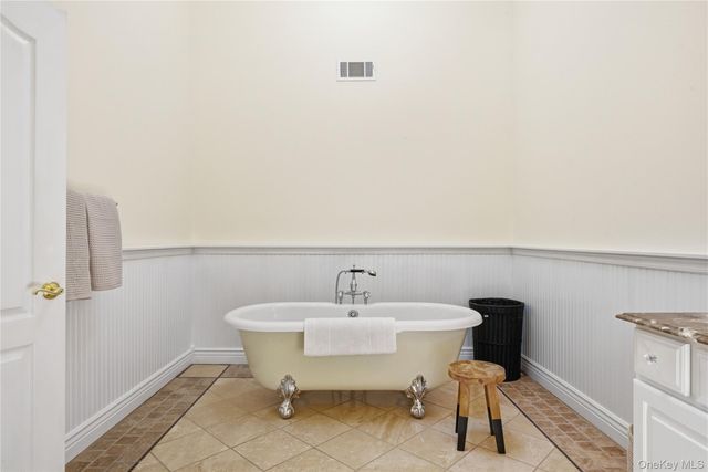 15 Frost Valley Road, Mount Sinai, NY 11766