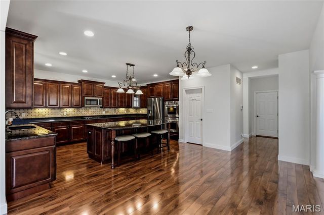 9810 Grandview Lake Court, Sunset Hills, MO 63127