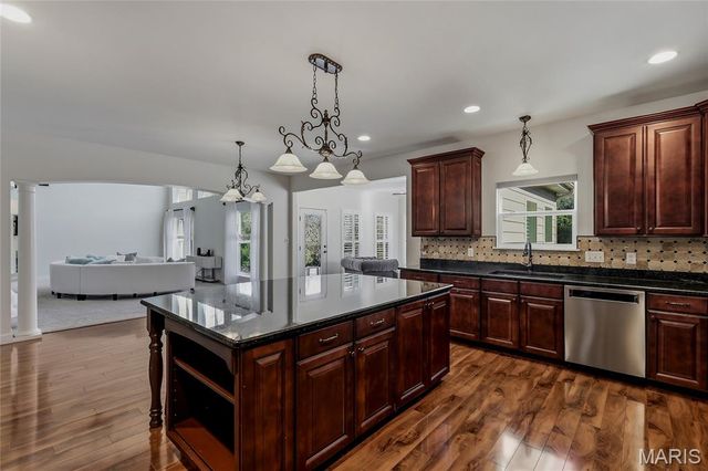 9810 Grandview Lake Court, Sunset Hills, MO 63127