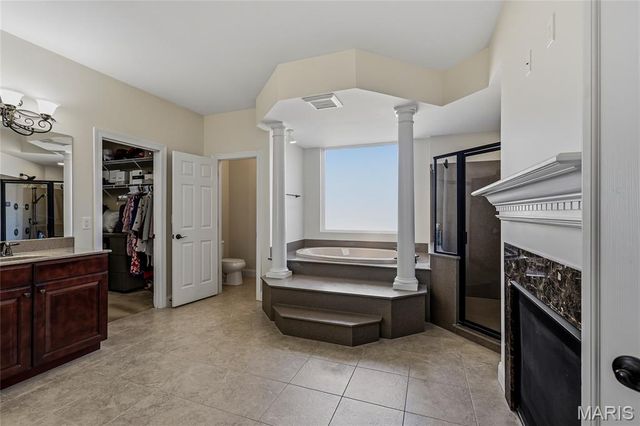 9810 Grandview Lake Court, Sunset Hills, MO 63127