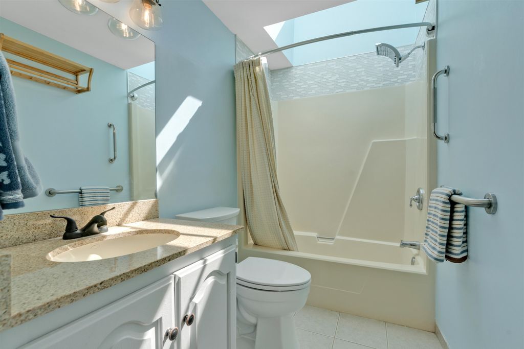 Image 16 of property listing at 581 Ocean Blvd Unit 7, Hampton, NH 03842