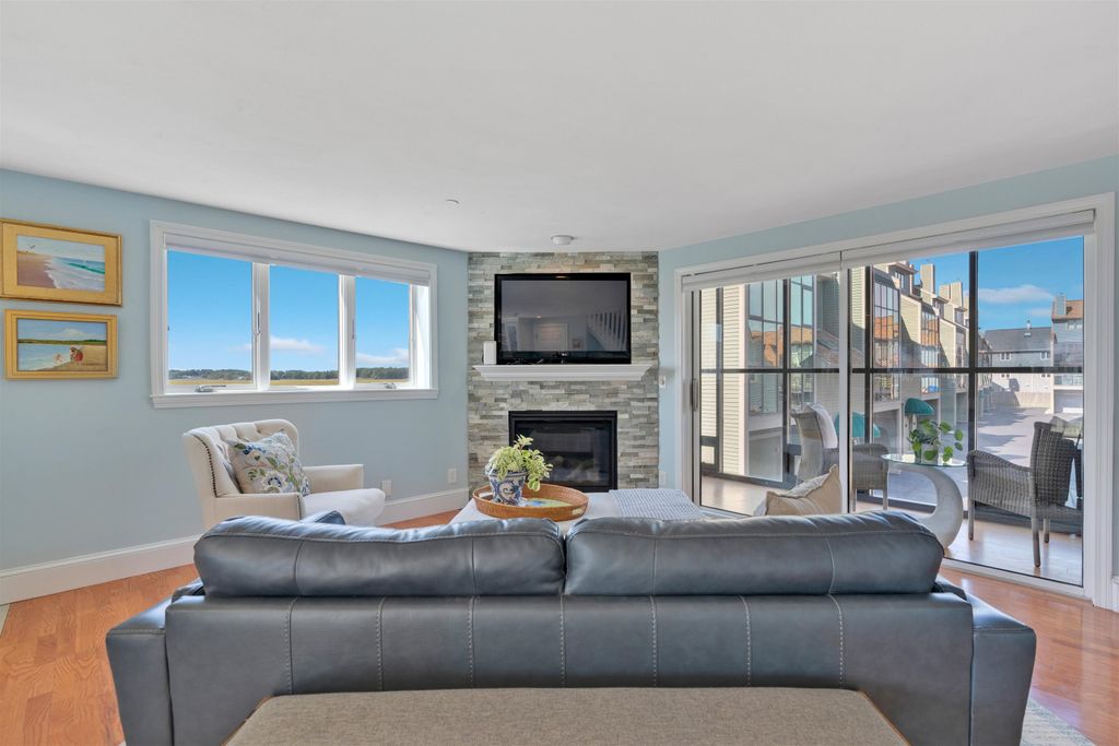 Image 7 of property listing at 581 Ocean Blvd Unit 7, Hampton, NH 03842