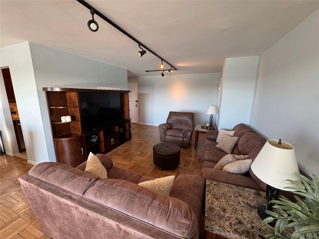 1841 Central Park Avenue 16R, Yonkers, NY 10710