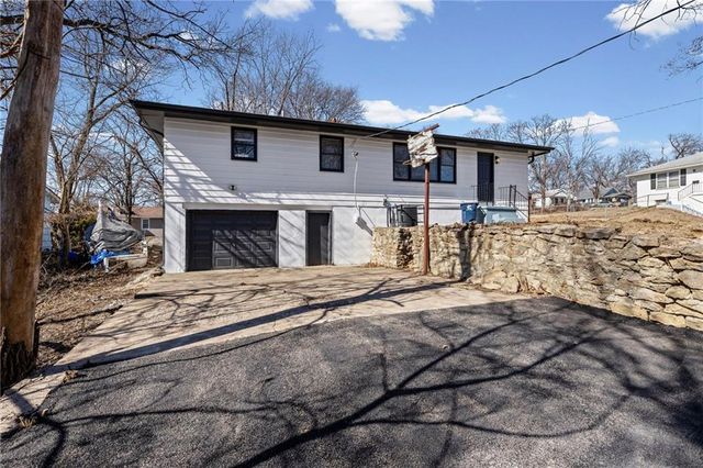 8401 Wayne Avenue, Kansas City, MO 64131