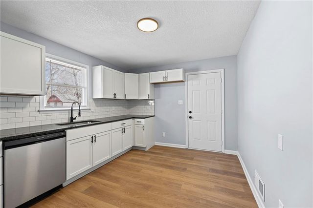 8401 Wayne Avenue, Kansas City, MO 64131