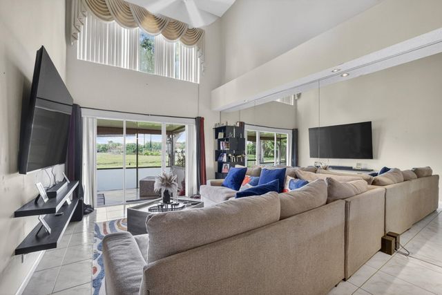 7426 Pinewalk Drive S 19-4, Margate, FL 33063