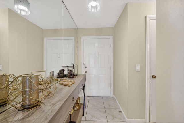 7426 Pinewalk Drive S 19-4, Margate, FL 33063