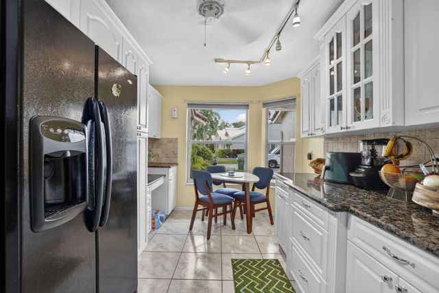 7426 Pinewalk Drive S 19-4, Margate, FL 33063