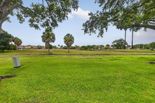 7426 Pinewalk Drive S 19-4, Margate, FL 33063