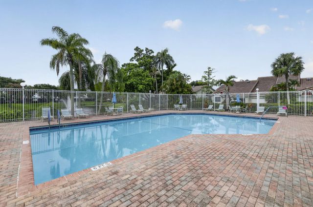 7426 Pinewalk Drive S 19-4, Margate, FL 33063