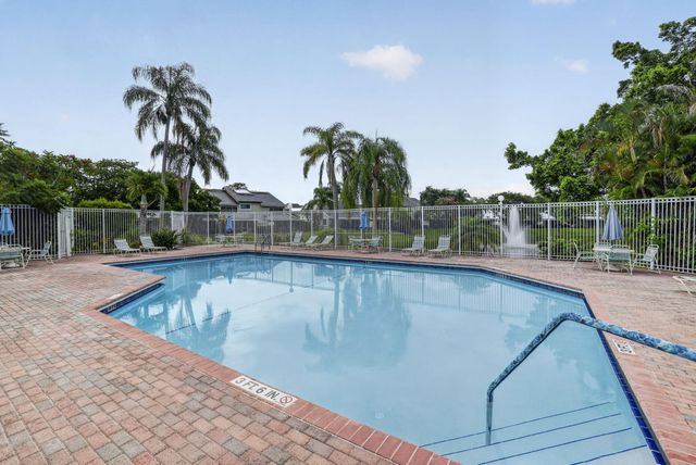 7426 Pinewalk Drive S 19-4, Margate, FL 33063