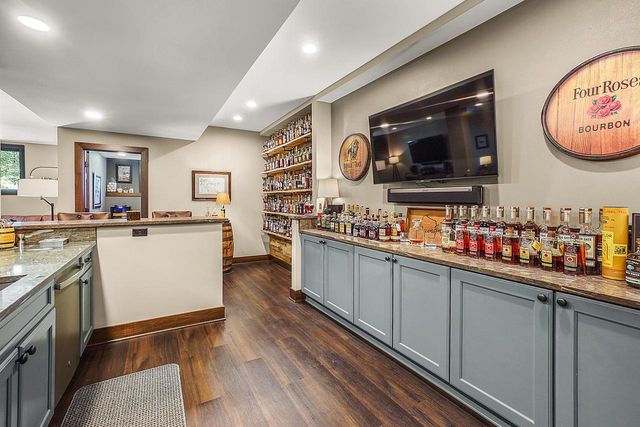 W279N8618 Twin Pine CIRCLE, Hartland, WI 53029