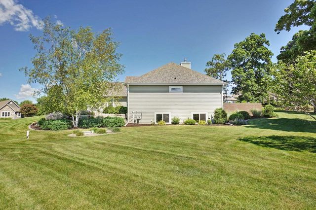W279N8618 Twin Pine CIRCLE, Hartland, WI 53029