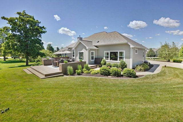 W279N8618 Twin Pine CIRCLE, Hartland, WI 53029