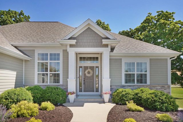 W279N8618 Twin Pine CIRCLE, Hartland, WI 53029