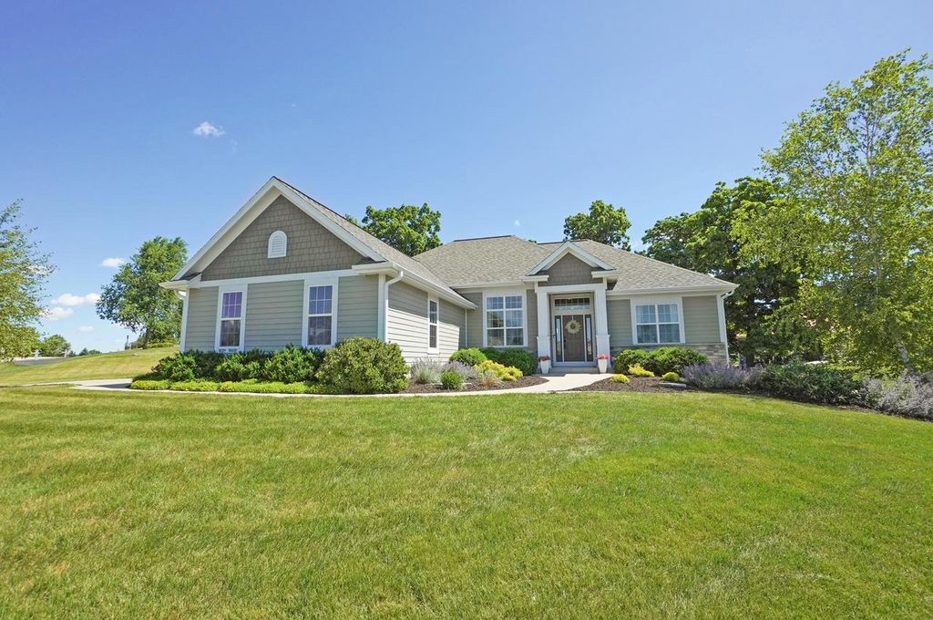 W279N8618 Twin Pine CIRCLE, Hartland, WI 53029