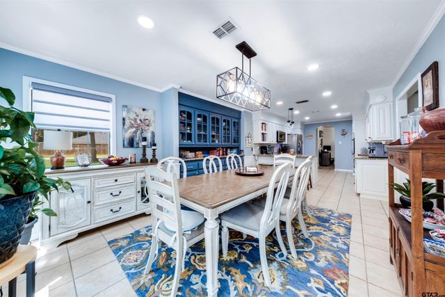 2405 Bentwood Dr, Palestine, TX 75803