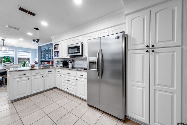2405 Bentwood Dr, Palestine, TX 75803