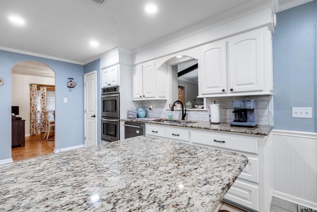 2405 Bentwood Dr, Palestine, TX 75803