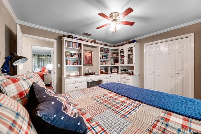 2405 Bentwood Dr, Palestine, TX 75803