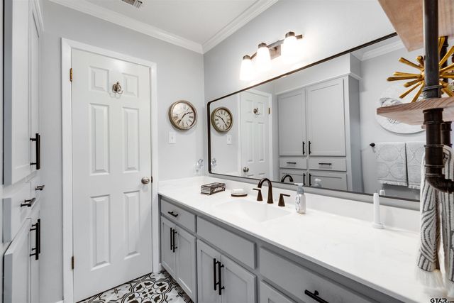 2405 Bentwood Dr, Palestine, TX 75803