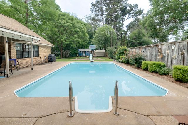 2405 Bentwood Dr, Palestine, TX 75803