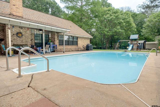 2405 Bentwood Dr, Palestine, TX 75803