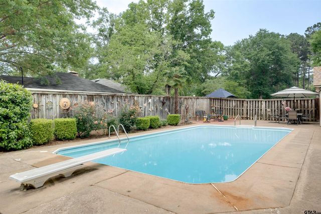2405 Bentwood Dr, Palestine, TX 75803