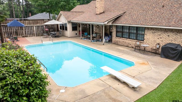 2405 Bentwood Dr, Palestine, TX 75803
