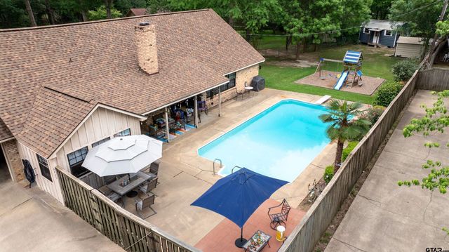 2405 Bentwood Dr, Palestine, TX 75803