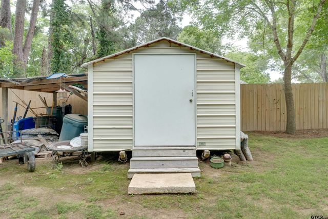 2405 Bentwood Dr, Palestine, TX 75803