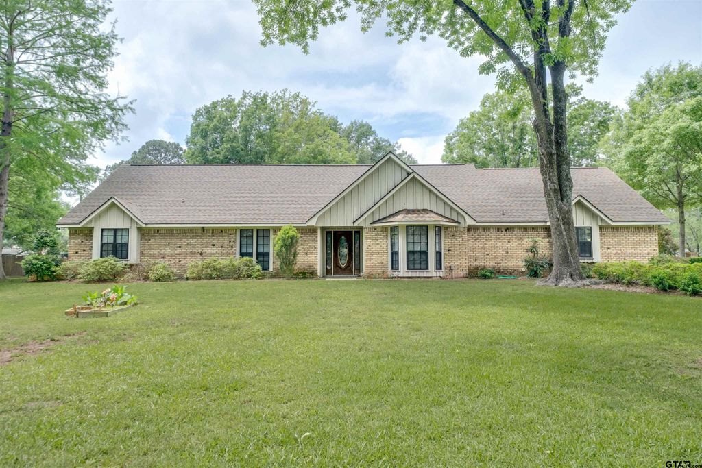 2405 Bentwood Dr, Palestine, TX 75803