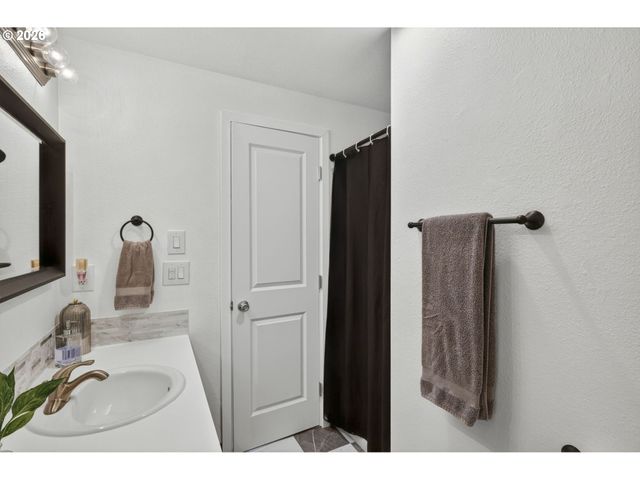 18436 Se STEPHENS Cir, Portland, OR 97233