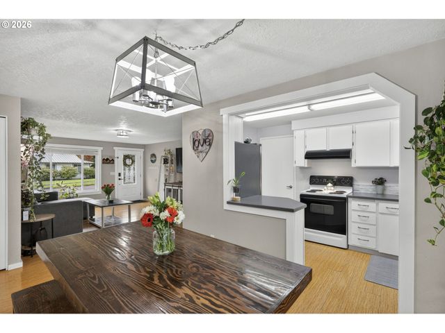 18436 Se STEPHENS Cir, Portland, OR 97233