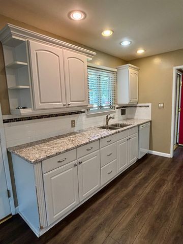 4425 E Indianapolis Avenue, Fresno, CA 93726