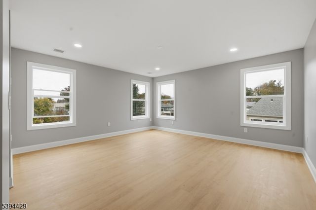 230 Oak Dr, Middlesex Boro, NJ 08846