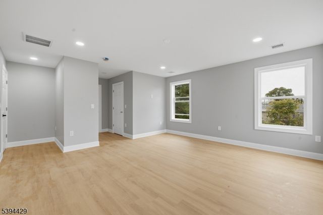 230 Oak Dr, Middlesex Boro, NJ 08846