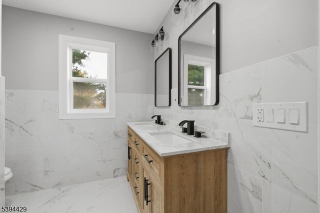 230 Oak Dr, Middlesex Boro, NJ 08846