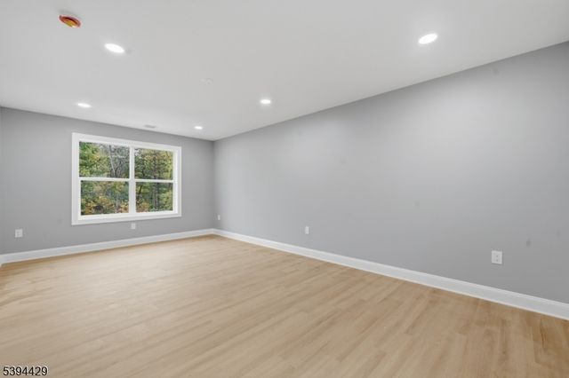 230 Oak Dr, Middlesex Boro, NJ 08846