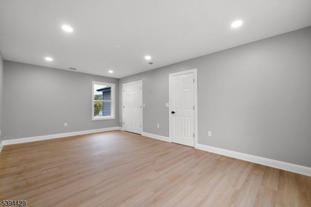 230 Oak Dr, Middlesex Boro, NJ 08846