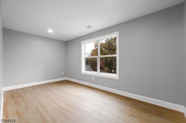 230 Oak Dr, Middlesex Boro, NJ 08846