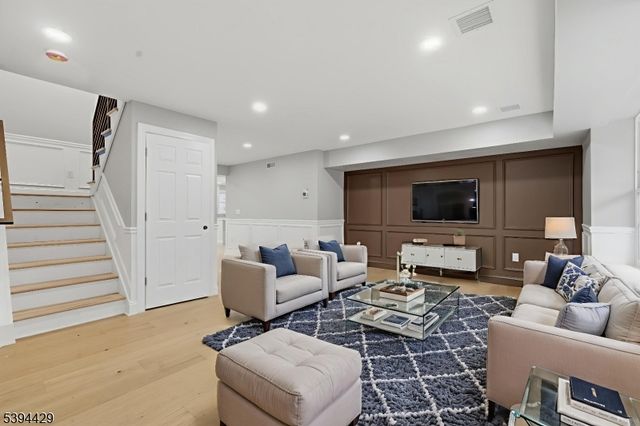 230 Oak Dr, Middlesex Boro, NJ 08846