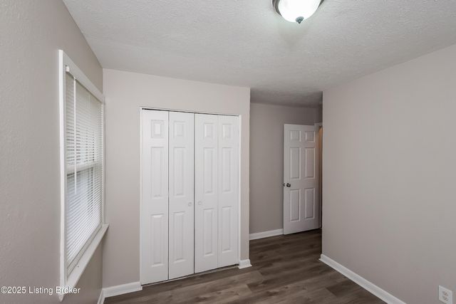 803 Candleglow Ct, Louisville, KY 40214